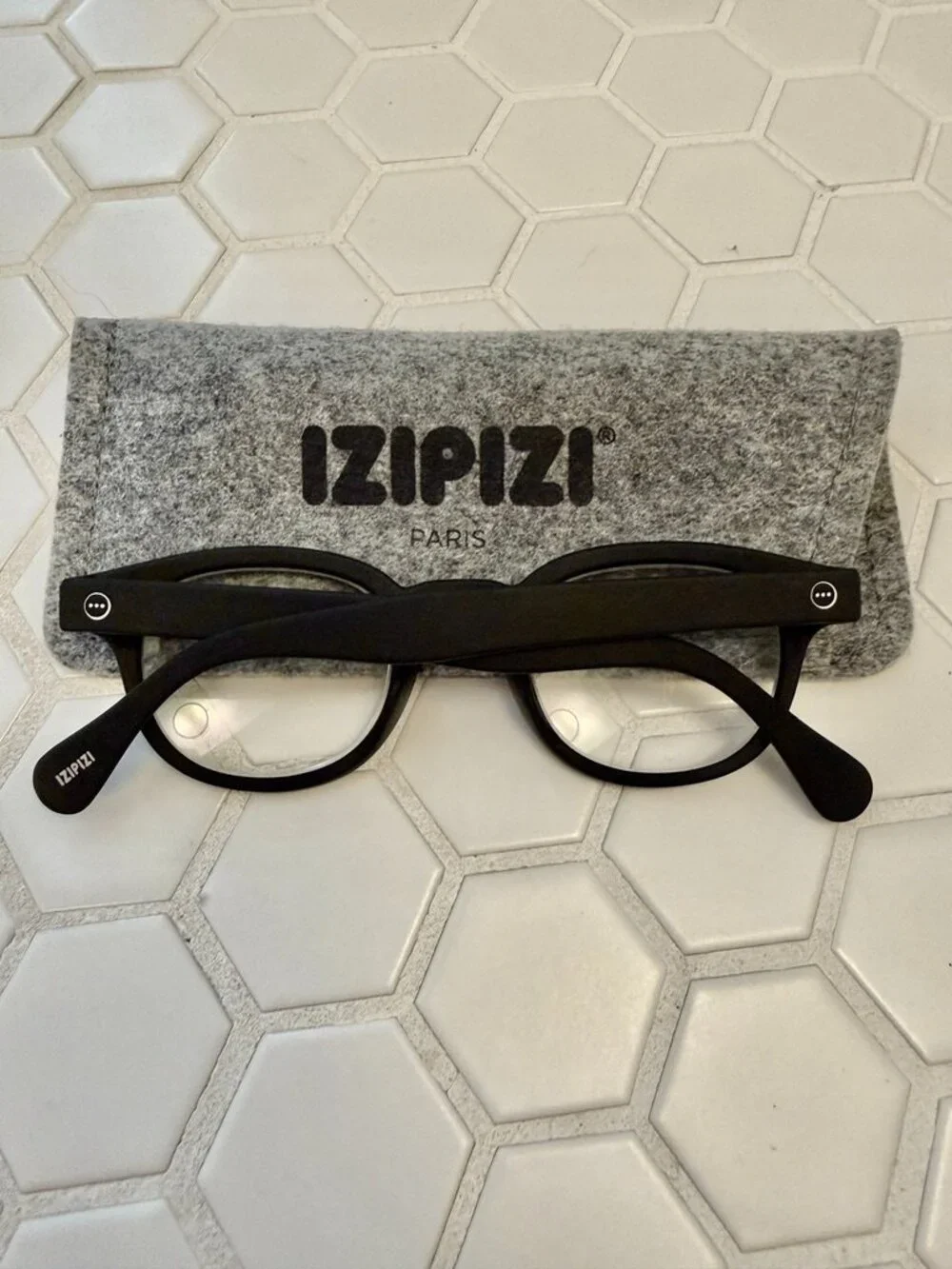IZIPIZI Paris Black Reading Glasses Readers +2.50 w/ Felt Case